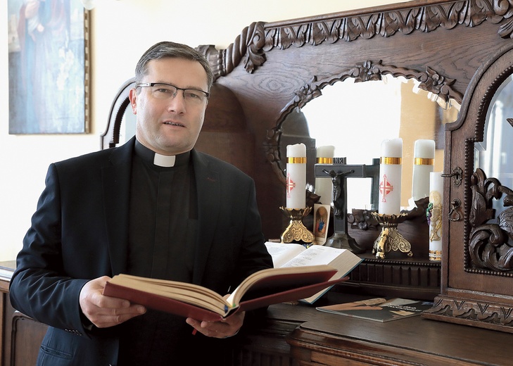 Ks. dr Andrzej Hoinkis jest liturgistą, proboszczem w parafii Nawiedzenia Najświętszej Maryi Panny w Mysłowicach-Brzezince.