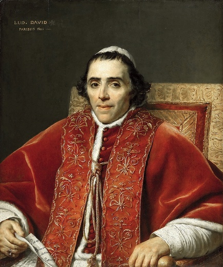 Pius VII, rodowe nazwisko Luigi Barnaba Chiaramonti,urodził się w 1742 roku w Cesenie, w rodzinie szlacheckiej. W 1758 roku wstąpił do benedyktynów. Zakonnikami zostali także czterej jego bracia, a i matka po śmierci męża wstąpiła do Karmelu. W 1782 roku papież mianował go biskupem Tivoli. Trzy lata później został kardynałem i objął diecezję Imola. Na papieża został wybrany w 1800 roku. Dał się poznać jako człowiek delikatny i obdarzony zdolnością łagodzenia konfliktów. Ta cecha przydała mu się w obliczu a…