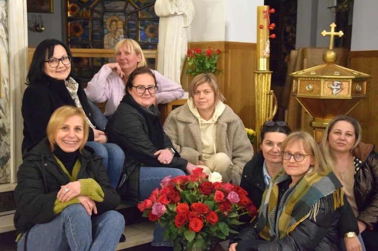 Kobiety w kościele św. Jadwigi Królowej w Radomiu.