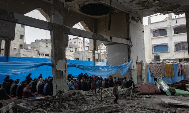 Piątkowa modlitwa muzułmanów w zniszczonym meczecie w Rafah