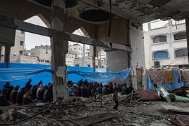 Piątkowa modlitwa muzułmanów w zniszczonym meczecie w Rafah