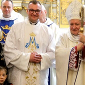 Dk. Paweł Dąbrowski. Obok jego mama Brygida i biskup Adam Wodarczyk.