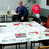 Łukasz Maziarka (po prawej) zarejestrował się jako potencjalny donator podczas akcji na Piaskach Nowych.