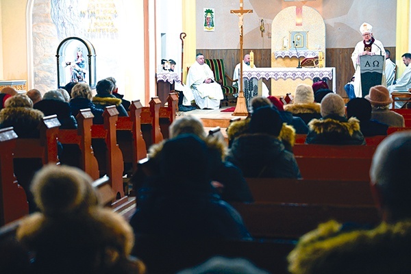 Odwiedziny wizerunku ze Skrzatusza w świątyni parafialnej w Świeszynie.