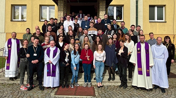 W rekolekcjach uczestniczyło ponad 60 osób z całej Polski. Była to przede wszystkim młodzież akademicka i pracująca.