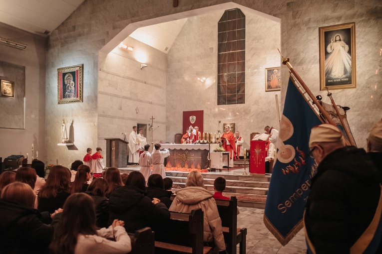 Bierzmowanie w parafii pw. Ducha Świętego i św. Katarzyny Aleksandryjskiej w Gdyni-Obłużu