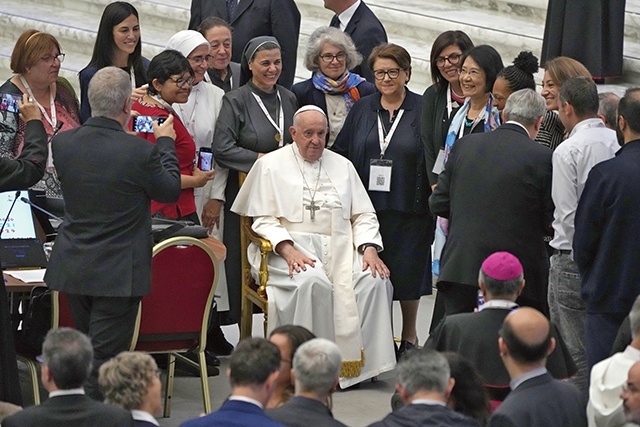 Papież Franciszek z grupą kobiet uczestniczących w rzymskim etapie synodu o synodalności. Jedna z nich – s. Nathalie Becquart jest podsekretarzem synodu.