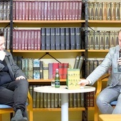 Autor (po lewej) w rozmowie z prof. Markiem Białokurem w opolskiej WBP.