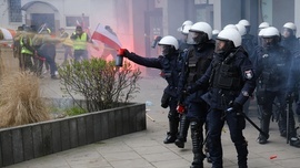 Protest rolników: Pod Sejmem doszło do starć między protestującymi a policją