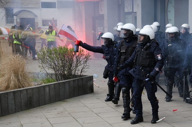 Protest rolników: Pod Sejmem doszło do starć między protestującymi a policją