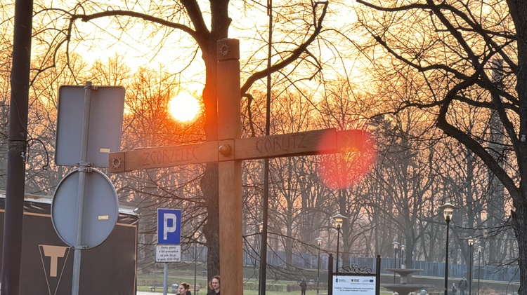 Zanieśli krzyż do Heiligen-Kreuz