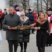 Poszli z krzyżem i za krzyżem