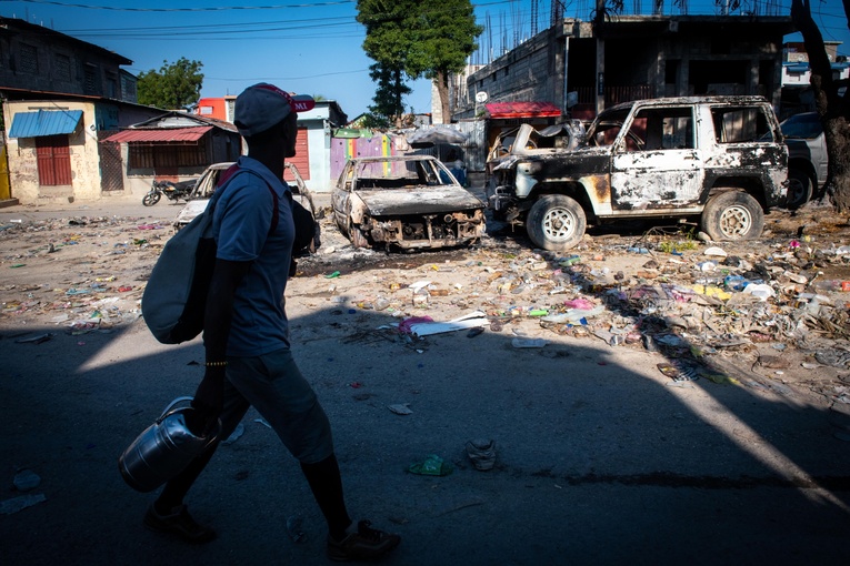 Przewodniczący episkopatu Haiti ostrzega: kraj jest na krawędzi wojny domowej