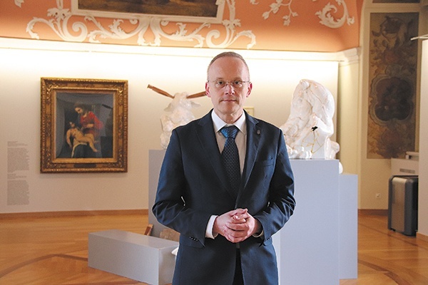 Dyr. Łukasz Kamiński na otwarciu wystawy z okazji 200-lecia Muzeum Książąt Lubomirskich. 