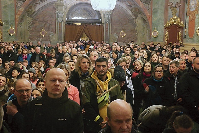 	Tak wielu wiernych jest tu tylko przed wyjściem na nocną modlitewną wędrówkę w ciszy.