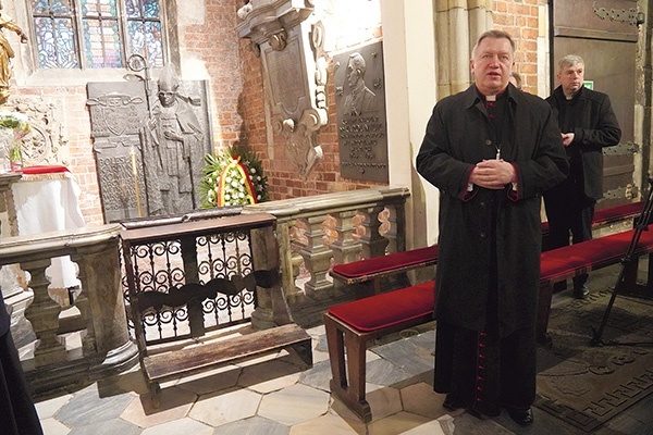 Abp Kupny poprowadził modlitwę przy płycie nagrobnej kardynała w katedrze.