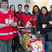 Dorosłych wolontariuszy wspiera młodzież. Na zdjęciu: akcja w zielonogórskim Chynowie.