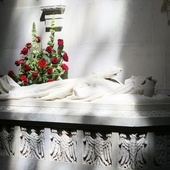 Czy przedmioty „pamiętające” św. Jadwigę zbliżają nas do niej, czy oddalają?