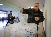 Rosyjskie media: Podczas wyborów prezydenckich zawiesił się system głosowania elektronicznego, wyborcy głosują pod presją