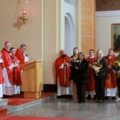 Młodzi dziękują biskupowi za udzielony sakrament.