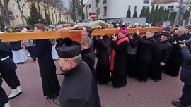 Tradycją Gdyńskiej Drogi Krzyżowej jest niesienie kilkumetrowego drewnianego krzyża.