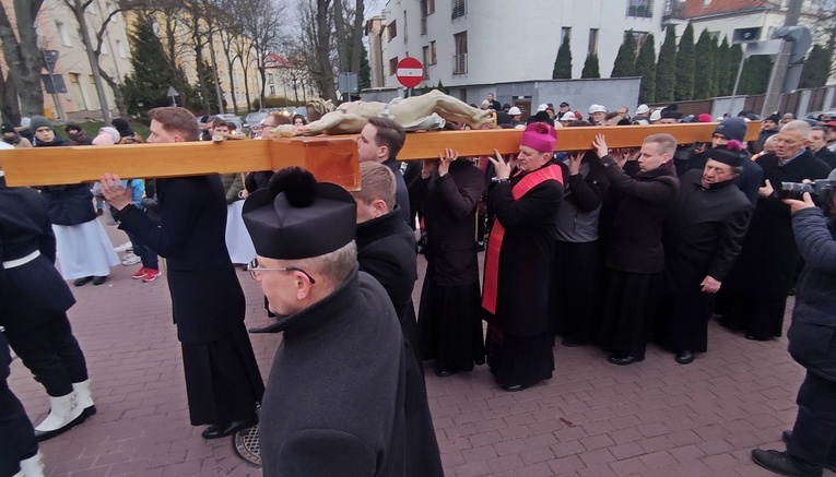 Tradycją Gdyńskiej Drogi Krzyżowej jest niesienie kilkumetrowego drewnianego krzyża.