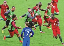 Rezerwowy Éder (z numerem 9) strzela gola w finale Euro 2016. Staje się bohaterem Portugalczyków. Antoine Griezmann stanął oniemiały