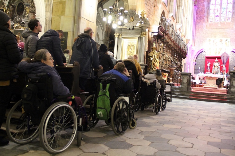 Archidiecezjalna Droga Krzyżowa osób chorych i z niepełnosprawnościami