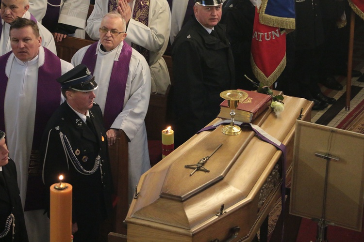 Pałuki. Pogrzeb ks. kan. Józefa Pokorskiego (1942-2024)