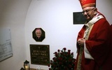 Abp Stanisław Budzik poświęcił tablicę nagrobną bpa Ryszarda Karpińskiego.