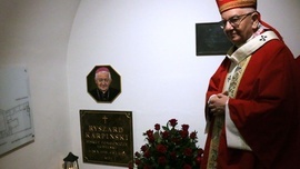 Abp Stanisław Budzik poświęcił tablicę nagrobną bpa Ryszarda Karpińskiego.