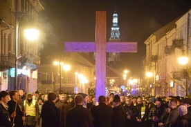 W trakcie nabożeństwa niesiono krzyż, który jest wierną kopią symbolu Światowych Dni Młodzieży.