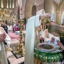 Chrzest dorosłych podczas liturgii Wigilii Paschalnej w bazylice archikatedralnej w Poznaniu w 2018 roku.