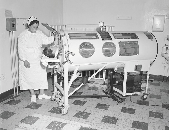 Pielęgniarka doglądająca chorego na polio w „żelaznym płucu”.  Rhode Island, rok 1960.