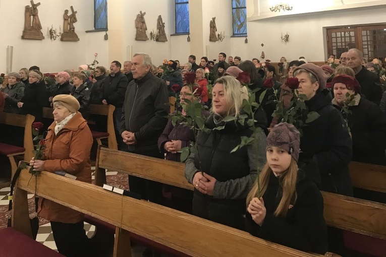 Na zakończenie poświęcone zostały róże, szczególny symbol towarzyszący św. Ricie oraz osobom, które jej orędownictwa przyzywają.