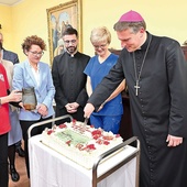 Urodzinowy tort dzielił bp Piotr Przyborek.