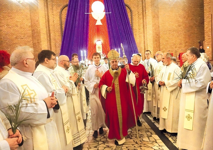 Gość w przeddzień inauguracji Kongresu Eucharystycznego spotkał się ze środowiskami nowej ewangelizacji.