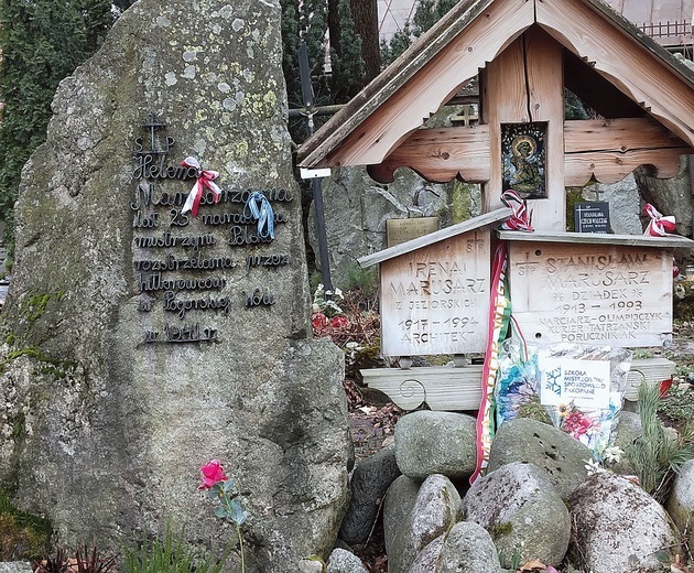 Zachęcamy, by odwiedzić grób dzielnej góralki. Obok (po prawej) spoczywa jej brat Staszek wraz z żoną Ireną. Oni również byli torturowani przez okupantów.