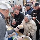 Na opolan czekało 2 tys. porcji żuru