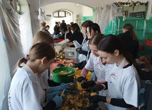 Katowice. Gotowanie potraw na Metropolitalne Śniadanie Wielkanocne dla Samotnych