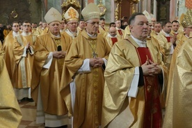 W Wielki Czwartek kapłani odnawiają swoje przyrzeczenia.