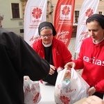 Paczki dla ubogich i potrzebujących od Caritas na Wielkanoc