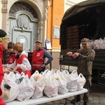 Paczki dla ubogich i potrzebujących od Caritas na Wielkanoc