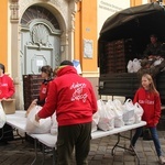 Paczki dla ubogich i potrzebujących od Caritas na Wielkanoc