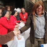 Paczki dla ubogich i potrzebujących od Caritas na Wielkanoc