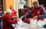 Abp Józef Kupny pobłogosławił pokarmy rozdane ubogim przez Caritas