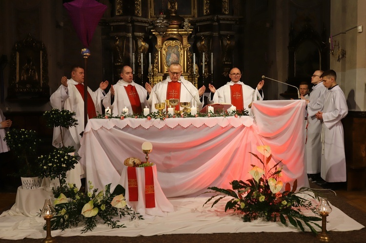 W Wielki Czwartek w wieczornej liturgii uczestniczyli wszyscy kapłani. 