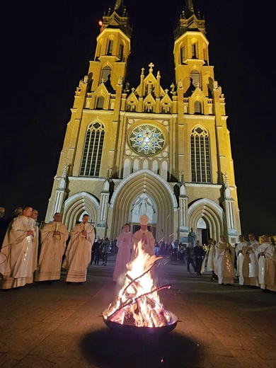 Wigilia Paschalna w katedrze Opieki Najświętszej Maryi Panny w Radomiu