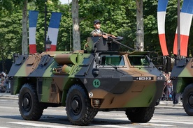 Minister obrony Francji: dostarczymy Ukrainie setki pojazdów opancerzonych