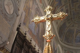 Wielki Piątek w katedrze. Krzyż i Ty